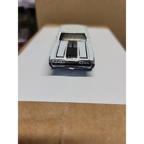 2012 HOT WHEELS '67 OLDSMOBILE 442 WHITE 1:64 DIECAST 3 1/8" CAR W BLACK STRIPES - Picture 2 of 5